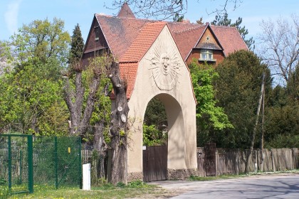 Portal mit Sonnenuhr
